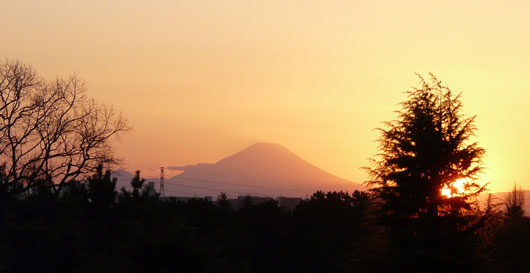 シルエット状の富士山